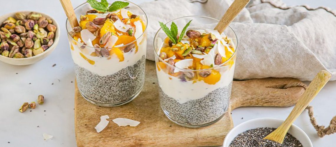 2 bekertjes gevuld met Chiapudding met mango